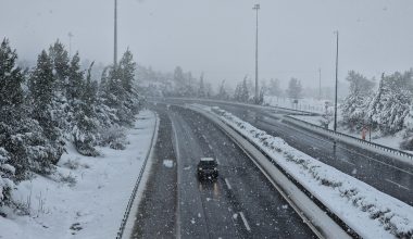 Με αντιολισθητικές αλυσίδες η κυκλοφορία των οχημάτων λόγω χιονόπτωσης στα Γρεβενά, Καστοριά, Κοζάνη και Φλώρινα