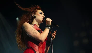 Δεν άφησε τίποτα στη φαντασία: Η τόπλες εμφάνιση της Τ.Ρόουν στα βραβεία Grammy (βίντεο)