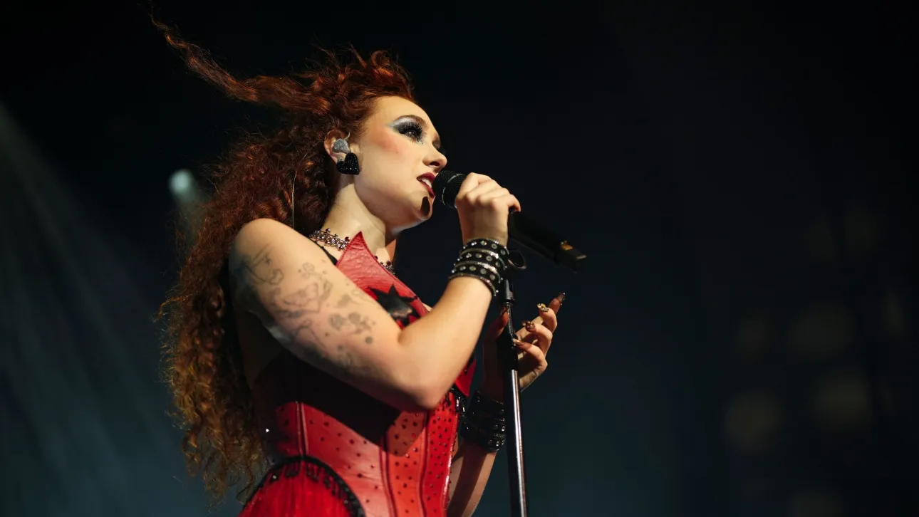 Δεν άφησε τίποτα στη φαντασία: Η τόπλες εμφάνιση της Τ.Ρόουν στα βραβεία Grammy (βίντεο)