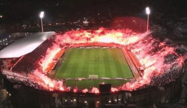 Bίντεο από την στιγμή που οι οπαδοί του ΠΑΟΚ άναψαν τους πυρσούς στην Τούμπα για τους αδικοχαμένους επτά οπαδούς