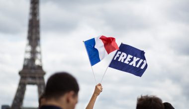 Γάλλοι διαδηλωτές σκίζουν τη σημαία της ΕΕ σε συγκέντρωση για το «Frexit» (βίντεο)