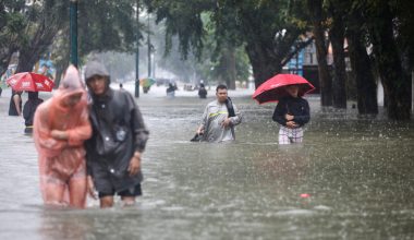 Βίντεο: Κάτοικοι στην Ινδονησία φωνάζουν και τρέχουν πανικόβλητοι για να σωθούν από τη σφοδρή κακοκαιρία