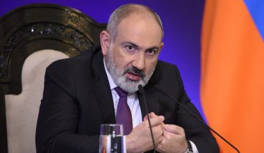 Μία ασυνήθιστη δημόσια εμφάνιση πραγματοποίησε ο πρωθυπουργός της Αρμενίας: Aνέβηκε σε σκηνή και έπαιξε ντραμς!