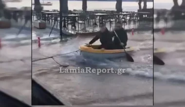 Κακοκαιρία: Κάτοικοι της Γλύφας στη Φθιώτιδα βγήκαν στον δρόμο με… φουσκωτή βάρκα! – Δείτε βίντεο