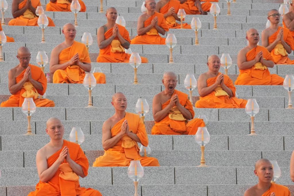 Σκάνδαλο σε βουδιστικό ναό στην Ταϊλάνδη: Εντοπίστηκαν ναρκωτικά, πορνογραφικό υλικό και ερωτικό βοήθημα!