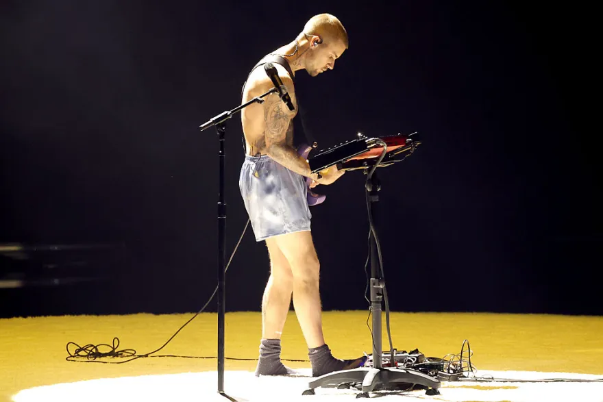 T.Mπίμπερ: Μόνο με το… μποξεράκι του και κάλτσες εμφανίστηκε ο τραγουδιστής στη σκηνή των Grammy (βίντεο)