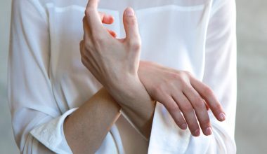 Τρέμουλο στα χέρια: Αυτές είναι οι οκτώ πιθανές αιτίες