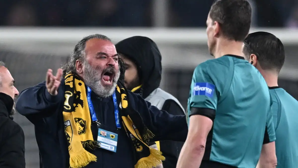 «Βαριές» καταγγελίες για τον Ολλανδό διαιτητή του ΑΕΚ-Ολυμπιακός: Η Ένωση τον συνδέει με την… Νότιγχαμ Φόρεστ του Ε.Μαρινάκη!