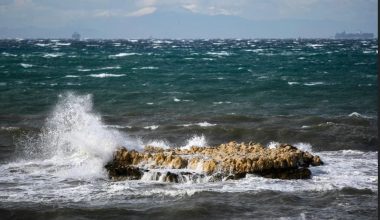 Κάρπαθος: H στιγμή που πλοίο «παλεύει» με τα κύματα για να δέσει στο λιμάνι (βίντεο)