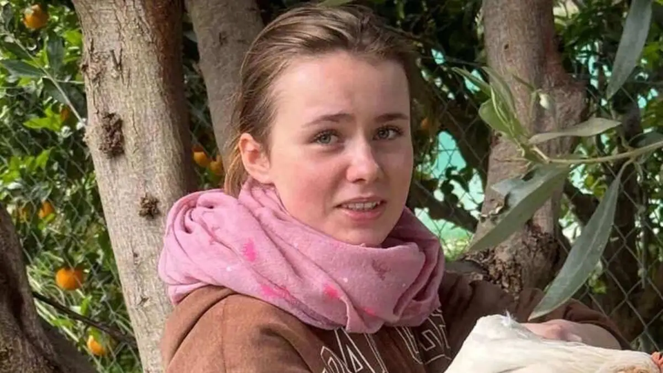 Συνεπιβάτης 16χρονης Λόρας: «Στην πτήση ήταν μαζί με έναν νεαρό με μακριά μαλλιά»