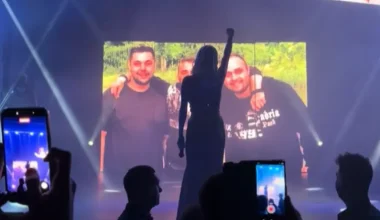 Φόρο τιμής στους νεκρούς οπαδούς του ΠΑΟΚ και τις γυναίκες που σκοτώθηκαν στη Βιολάντα απέδωσαν Π.Κιάμος και Πάολα