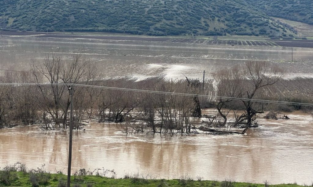 Υπερχείλισε ο Πηνειός έξω από τη Λάρισα – Πλημμύρισαν αγροτικές εκτάσεις (βίντεο)