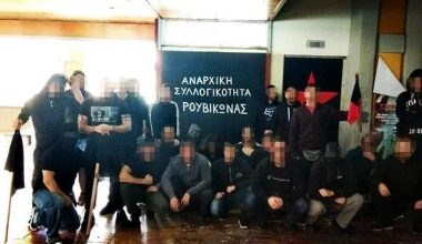 Μενίδι: Μέλη του Ρουβίκωνα επιτέθηκαν με βαριοπούλες στα κεντρικά γραφεία της Βιολάντα (βίντεο)