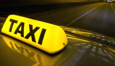 Τρόμος για οδηγό ταξί στη Λάρισα: Τον έπιασαν από το λαιμό και του άρπαξαν 200 ευρώ