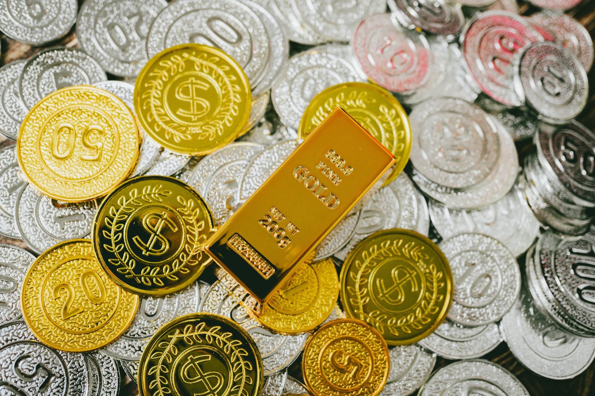 Σε «ελεύθερη πτώση» οι τιμές στο χρυσό και το ασήμι: Ενισχύεται το δολάριο