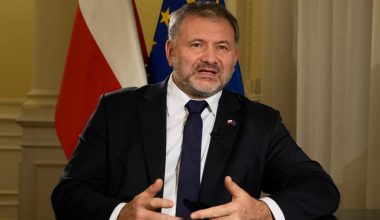 Πολωνία: Πρόστιμο στον υπ.Δικαιοσύνης Β.Ζούρεκ γιατί δεν έδωσε προτεραιότητα σε πεζή ενώ οδηγούσε (βίντεο)