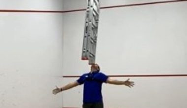 Ντέιβιντ Ρας: Κράτησε στο πηγούνι του μία σκάλα για 19 λεπτά και 11 δευτερόλεπτα και «έσπασε» ρεκόρ Γκίνες (βίντεο)