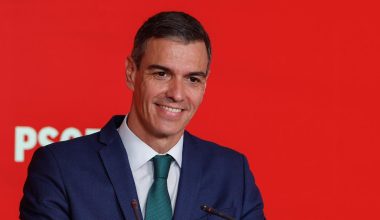 Σάντσεθ: Μετά τη νομιμοποίηση 500.000 μεταναστών ανακοίνωσε μέτρα κατά της ελεύθερης  πληροφόρησης