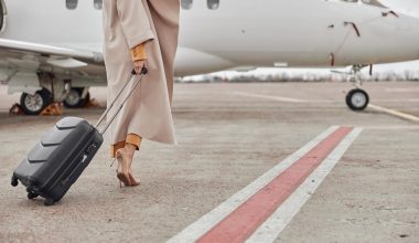 «Ήρθε η ώρα να σταματήσουμε να φοράμε τζιν στα αεροπλάνα»: Η «οδηγία» της Ryanair που προκάλεσε έντονη συζήτηση