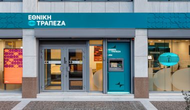 Η Εθνική Τράπεζα ξεκινά την αντικατάσταση των απλών χρεωστικών με άλλες που έχουν ετήσια χρέωση 6 ευρώ!