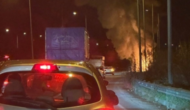 Θεσσαλονίκη: Στις φλόγες από μηχανική βλάβη «τυλίχθηκε» αστικό λεωφορείο στη Σίνδο (φώτο)