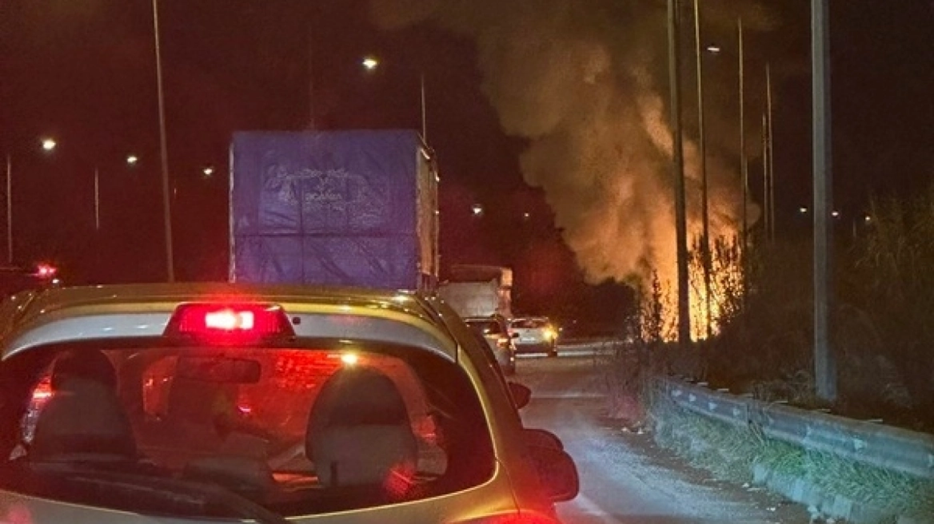 Θεσσαλονίκη: Στις φλόγες από μηχανική βλάβη «τυλίχθηκε» αστικό λεωφορείο στη Σίνδο (φώτο)