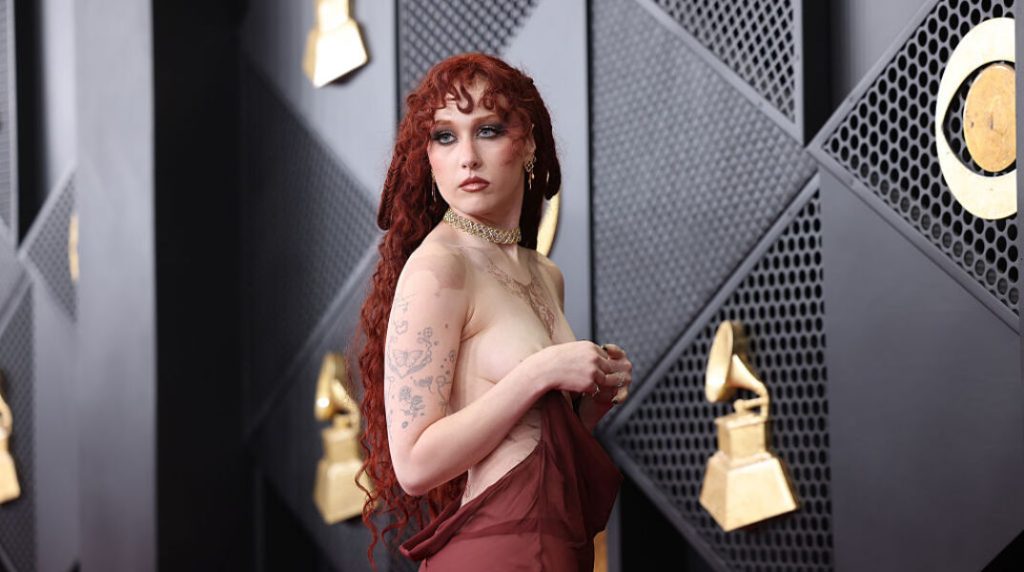 Τσάπελ Ρόουν για την τόπλες εμφάνισή της στα Grammy: «Γελάω γιατί δεν νομίζω ότι είναι τόσο εξωφρενικό»