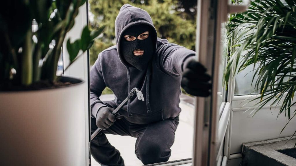 Αλωνίζουν οι αλλοδαποί εγκληματίες: Εισέβαλλαν σε μονοκατοικία και λήστεψαν τους ιδιοκτήτες