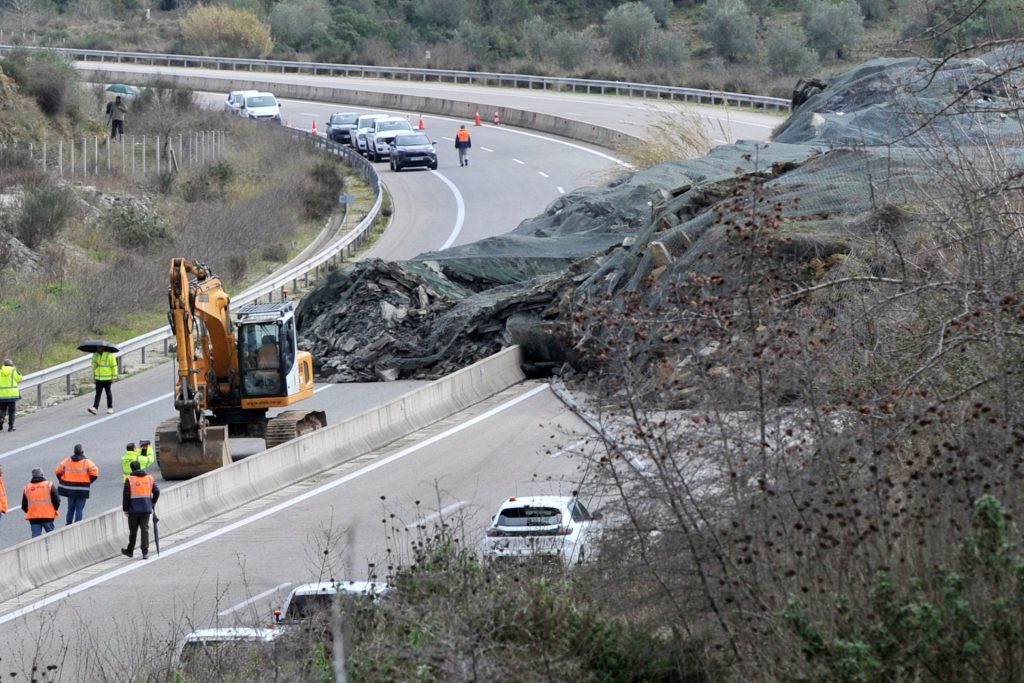 Ε.Λέκκας για κατολίσθηση στην Ιόνια Οδό: «Το θετικό είναι ότι δεν επηρεάστηκε το οδόστρωμα»