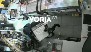 Βίντεο ντοκουμέντο από τη ληστεία σε καφέ στον Εύοσμο: Άρπαξαν συσκευή αφρόγαλου αξίας 4.000 ευρώ