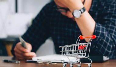 Εκτός τόπου & χρόνου: 6 στους 10 δεν βγάζουν το μήνα ενώ το ΥΠΟΙΚ πανηγυρίζει για τον ψηφιακό μετασχηματισμό!