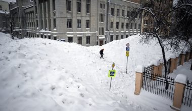 Βίντεο: Νεαροί Ρώσοι κάνουν snowboard στην χιονισμένη Μόσχα