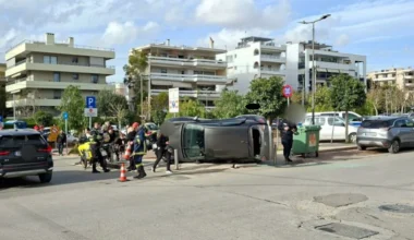 Δύο τραυματίες σε τροχαίο στη Γλυφάδα – Τούμπαρε το ένα αυτοκίνητο