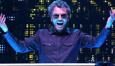 Ζαν Μισέλ Ζαρ: Ο διάσημος καλλιτέχνης της ηλεκτρονικής μουσικής έρχεται για συναυλία στην Αθήνα