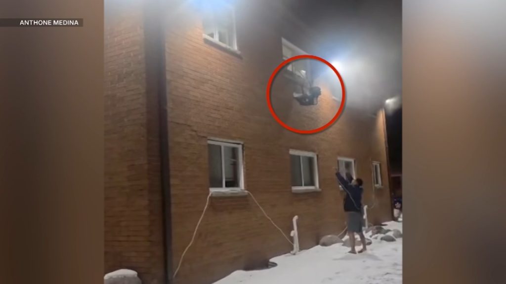 Βίντεο: Η δραματική διάσωση βρέφους από φλεγόμενο διαμέρισμα στο Μιλγουόκι των ΗΠΑ