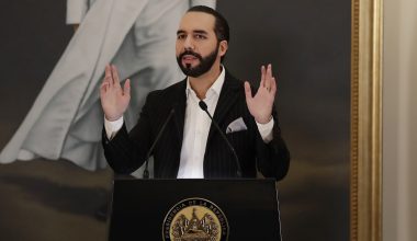 Eλ Σαλβαδόρ: Δωρεάν φορητοί υπολογιστές και στολές διανεμήθηκαν σε μαθητές από τον ίδιο τον πρόεδρο Ν.Μπουκέλε