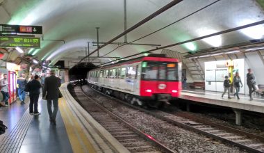 Bίντεο: Οι γυναίκες στην Βαρκελώνη δεν είναι ασφαλείς – Αλλοδαπός τις χτυπά αλύπητα σε στάση λεωφορείου!