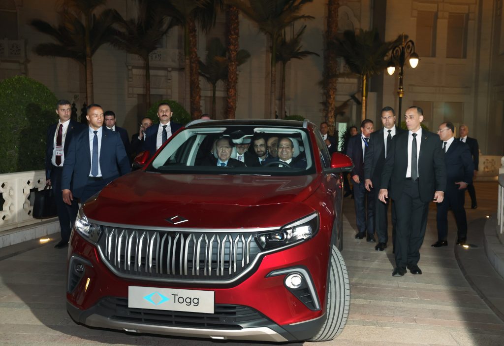 Στο Κάιρο ο Ρ.Τ.Ερντογάν: Χάρισε στον αλ Σίσι ένα τουρκικό ηλεκτρικό αυτοκίνητο Togg (φώτο-βίντεο)