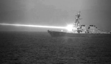 Το αμερικανικό Ναυτικό εισήλθε επίσημα στην εποχή των όπλων λέιζερ!