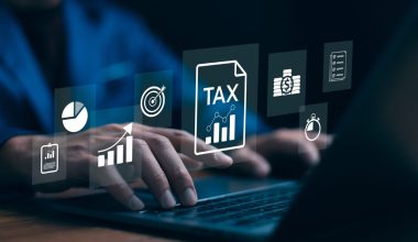 Αντίστροφη μέτρηση για τις φορολογικές δηλώσεις: Ποιοι θα τις δουν προσυμπληρωμένες και πώς θα κερδίσετε έκπτωση 4%