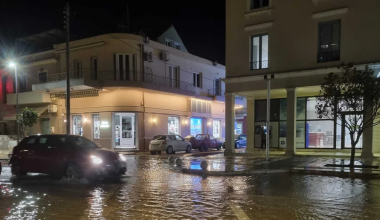 «Ποτάμια» οι δρόμοι στην Κεφαλονιά από την βροχόπτωση: Πλημμύρες στην παραλιακή ζώνη του Αργοστολίου (βίντεο)