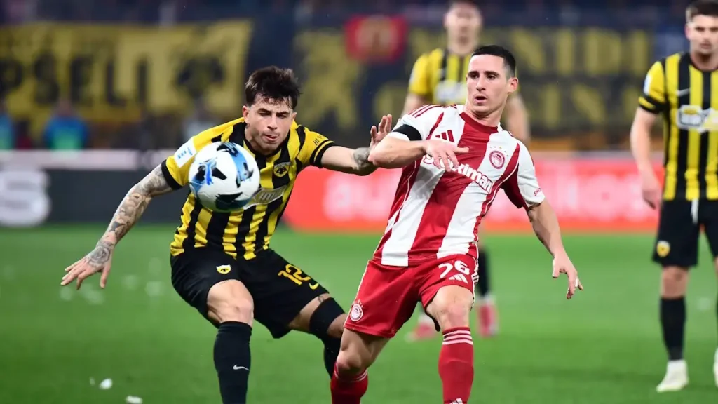 Η ΑΕΚ καταγγέλλει τον Ντάνιελ Ποντένσε του Ολυμπιακού στον αθλητικό εισαγγελέα για ρίψη ομπρέλας στην κερκίδα