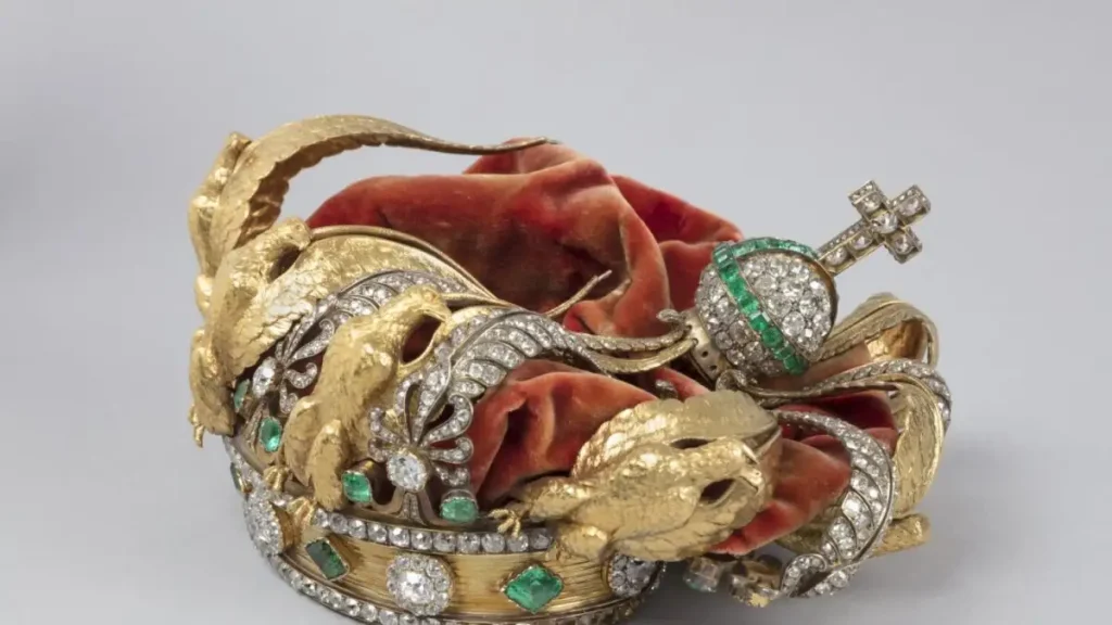 Μουσείο του Λούβρου: Oι πρώτες φωτογραφίες από το κατεστραμμένο στέμμα της αυτοκράτειρας Ευγενίας