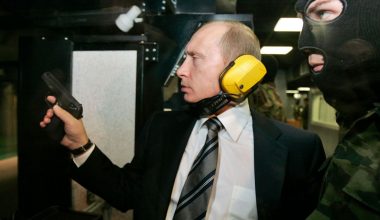 Β.Πούτιν: Δείτε το Ρώσο πρόεδρο σε νεαρή ηλικία σε πεδίο βολής