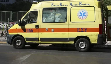 Παραλίγο τραγωδία στην Ερμού: 70χρονη τραυματίστηκε από γυψοσανίδα που έπεσε από σπίτι