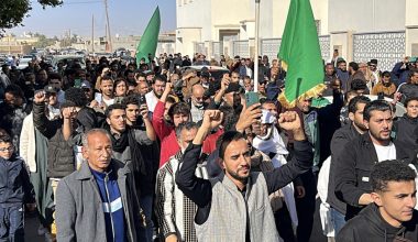 Χιλιάδες Λίβυων στην κηδεία του Σαΐφ αλ Ισλάμ Καντάφι που δολοφονήθηκε από οπλοφόρους