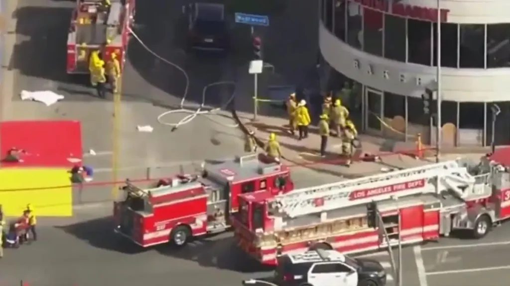 Λος Άντζελες: Όχημα εξετράπη της πορείας του και «εισέβαλε» σε σούπερ μάρκετ – Τουλάχιστον τρεις νεκροί (βίντεο)