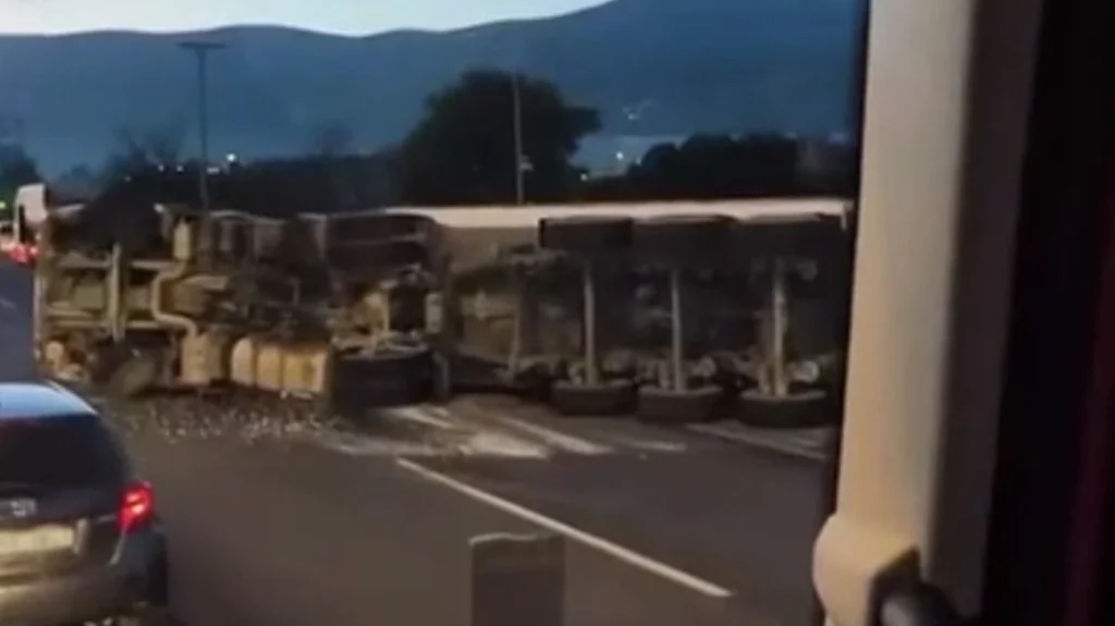 Εθνική Οδός Αθηνών – Λαμίας: Aνετράπη φορτηγό στο ύψος του Αυλώνα – Κλειστές δύο λωρίδες κυκλοφορίας