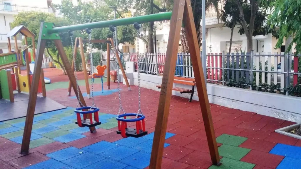 Τροχαίο ατύχημα στην Καισαριανή: ΙΧ εξετράπη της πορείας του και κατέληξε σε παιδική χαρά