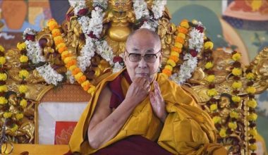 Ο Δαλάι Λάμα αναφέρεται στα αρχεία του Επστάιν 169 φορές!